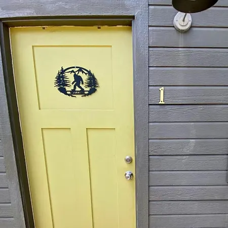 Bigfoot Hideout Hotel Winslow Room photo